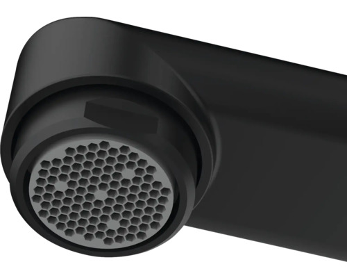 Detailaufnahme eines schwarzen Wasserhahnkopfes mit wabenförmigem Strahlregler