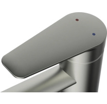 Wasserhahn aus Metall mit Markierungen für kaltes und warmes Wasser