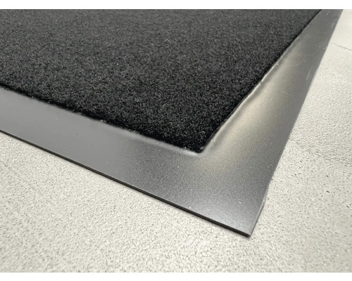 Schwarze Fußmatte mit Einfassung