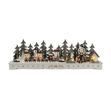 Dekorative Lichterkette mit Winterdorf, Zug und Tannenbäumen