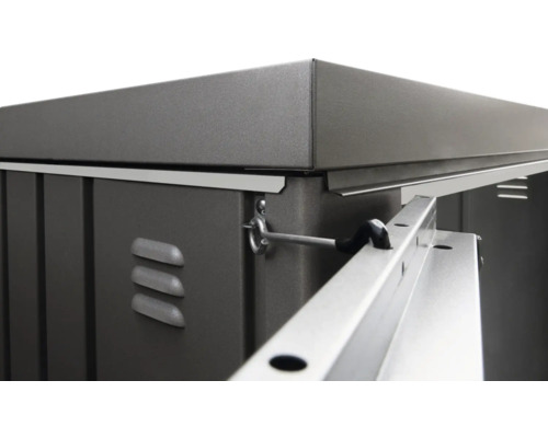 Detailansicht eines Gerätehauses aus Metall mit Belüftungsöffnungen und Verriegelungsmechanismus