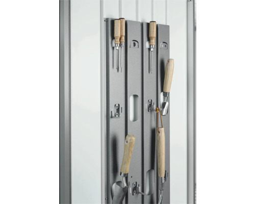 Gartenwerkzeug an einer Halterung zur Aufbewahrung von Gartengeräten