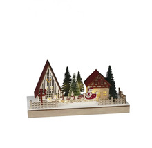 Dekorative Weihnachtsszene mit Häusern, Bäumen und Weihnachtsmann im Schlitten.