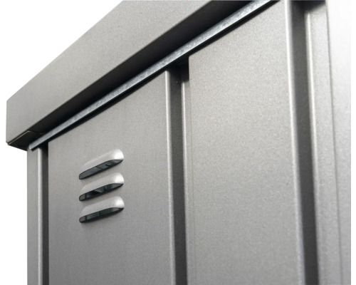 Detailansicht eines Metallgartenhauses mit Lüftungsschlitzen