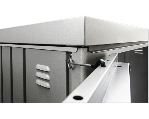 Detailansicht eines Gerätehauses aus Metall mit Belüftungsschlitzen und Verriegelungsmechanismus