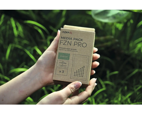 Aquael Media Pack FZN Pro zur Algenprävention in der Hand