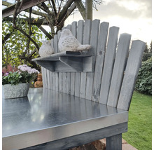 Gartentisch mit Holzrückwand, Vogeldeko und Metallplatte