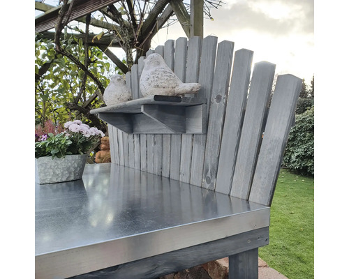 Gartentisch mit Holzrückwand, Vogeldeko und Metallplatte