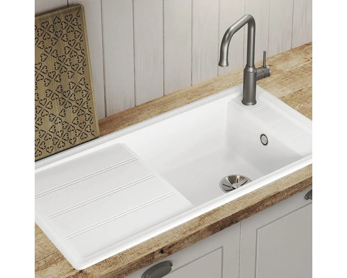 Spüle mit Abtropffläche und Wasserhahn auf einer Holzarbeitsplatte