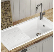 Küchenspüle mit Abtropffläche und Armatur auf einer Arbeitsplatte