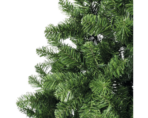 Detailaufnahme eines künstlichen Weihnachtsbaums mit grünen Nadeln