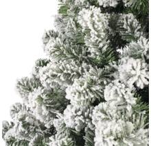 Nahaufnahme eines künstlichen, schneebedeckten Weihnachtsbaums