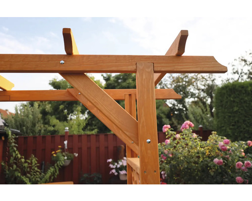 Detailansicht einer Holzpergola im Garten.