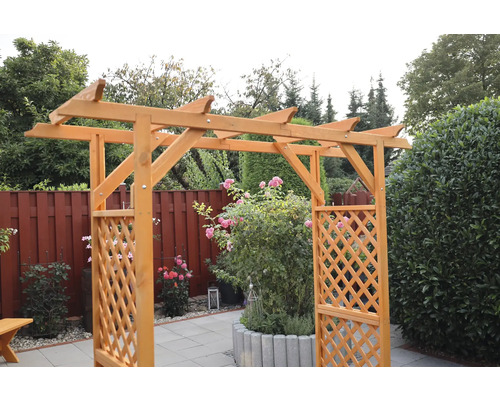 Holzbogen mit Rankgitter im Garten