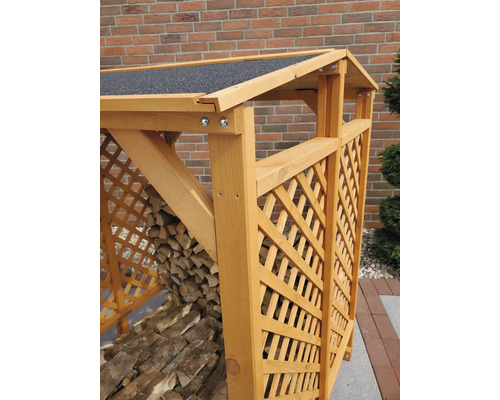 Holzlege mit Gitter und Dach für Brennholz