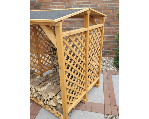 Holzlager aus Holz mit Gitterwänden und Dach zum Lagern von Brennholz