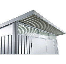 Detailansicht eines Gerätehauses mit Metalldach und transparentem Fensterbereich