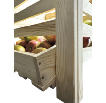 Holzregal mit Äpfeln
