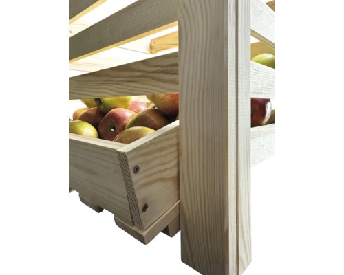 Holzregal mit Äpfeln