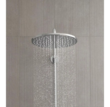 Regendusche mit Wasserstrahl im Badezimmer