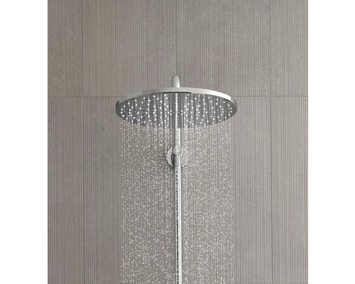 Regendusche mit Wasserstrahl im Badezimmer