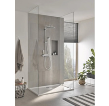 Badezimmer mit ebenerdiger Dusche, Duscharmatur und Glasabtrennung