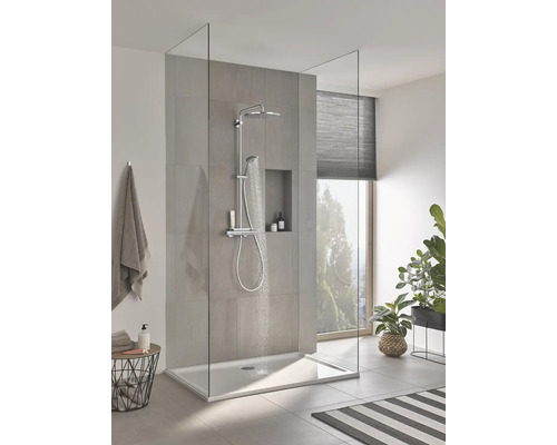 Badezimmer mit ebenerdiger Dusche, Duscharmatur und Glasabtrennung