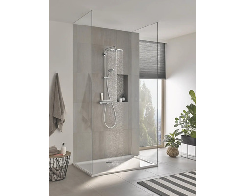 Begehbare Dusche mit Duschwanne, Armatur und Glaswand in einem modern gestalteten Badezimmer.