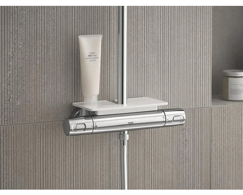 Brausearmatur mit Ablage und Körperpflegeprodukt im Badezimmer