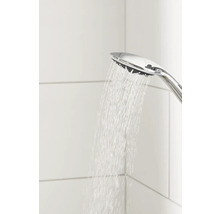 Verchromter Duschkopf mit laufendem Wasser