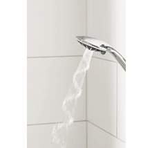 Verchromter Duschkopf mit laufendem Wasser