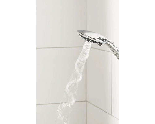 Verchromter Duschkopf mit laufendem Wasser