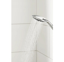 Handbrause mit laufendem Wasser vor weißem Fliesenhintergrund