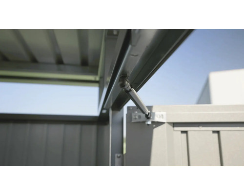 Detailansicht einer Gerätehaus-Tür mit Gasdruckfeder