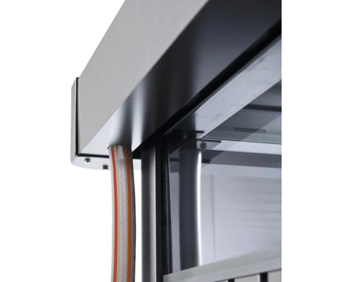 Detailaufnahme eines Wintergartens mit Metallelementen und einer Schlauchverbindung