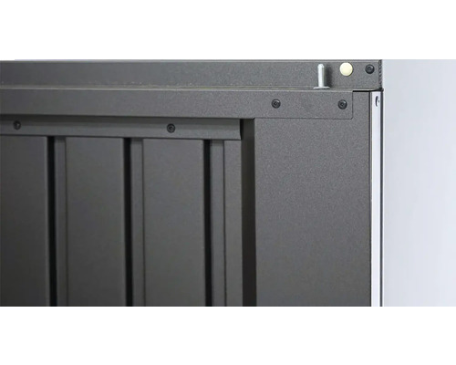 Detailansicht einer grauen Schiebetür mit Schrauben