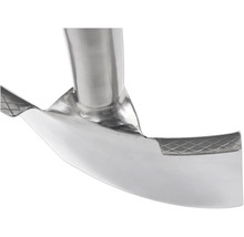 Detailaufnahme eines silberfarbenen Rohrs aus Metall mit Riffelung