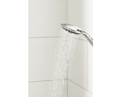 Handbrause mit fließendem Wasser vor weiß gefliester Wand