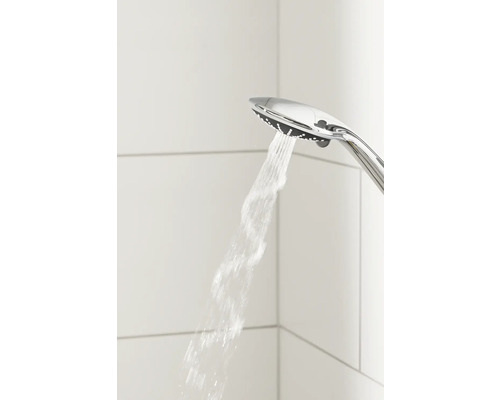 Handbrause mit fließendem Wasser