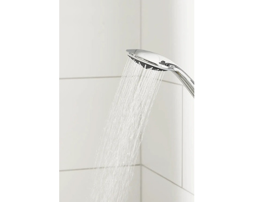 Handbrause mit laufendem Wasser vor weißem Hintergrund