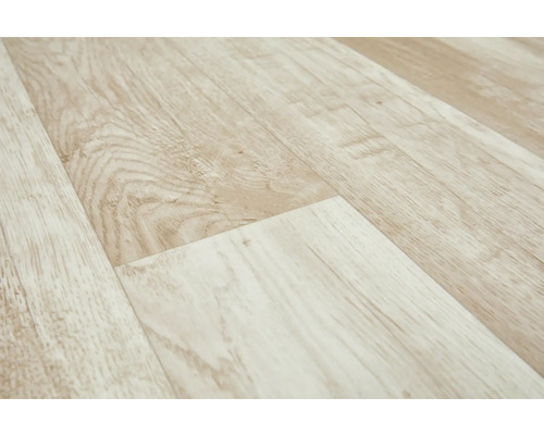 Helles Laminat mit Holzoptik verlegt