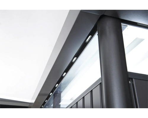 Detailansicht eines modernen Wintergartens mit Metallrahmen und Glaselementen