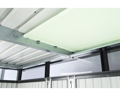 Detailansicht der Innenraumisolierung eines Gerätehauses mit Metallrahmen