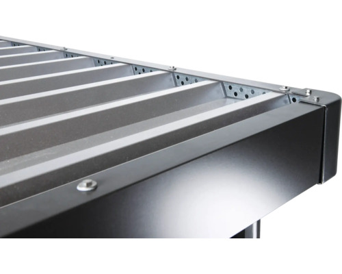 Detailansicht eines Metall-Terrassendachs mit Schrauben