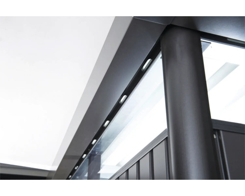 Detailansicht eines Terrassendachs mit Aluminiumrahmen und Glaselementen