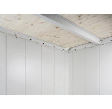 Innenansicht eines Gerätehauses mit Holzboden und weißen Wänden.