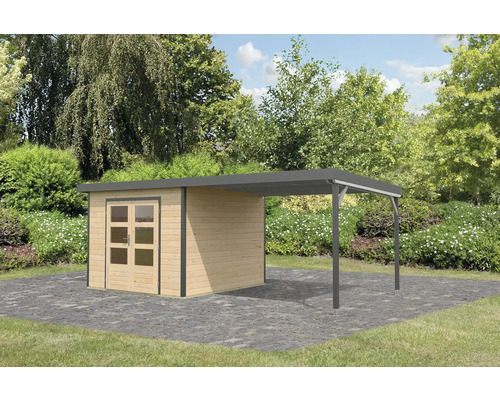 Holzgartenhaus mit Carport auf gepflastertem Untergrund