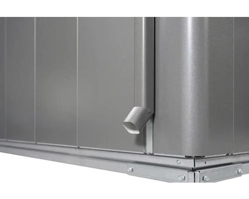 Detailansicht eines Gartenhauses mit Regenrinne und Metallrahmen