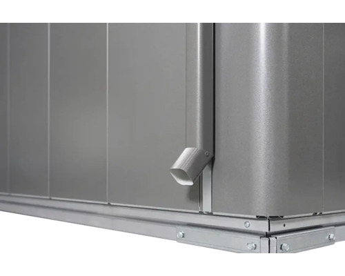 Detailansicht eines Metallgartenhauses mit Regenrinne und stabilem Fundamentrahmen