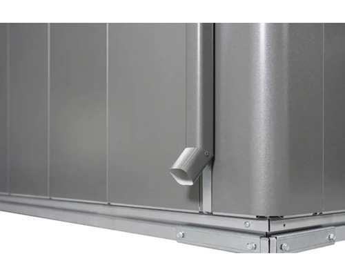 Detailansicht eines Metallgerätehauses mit Regenablauf